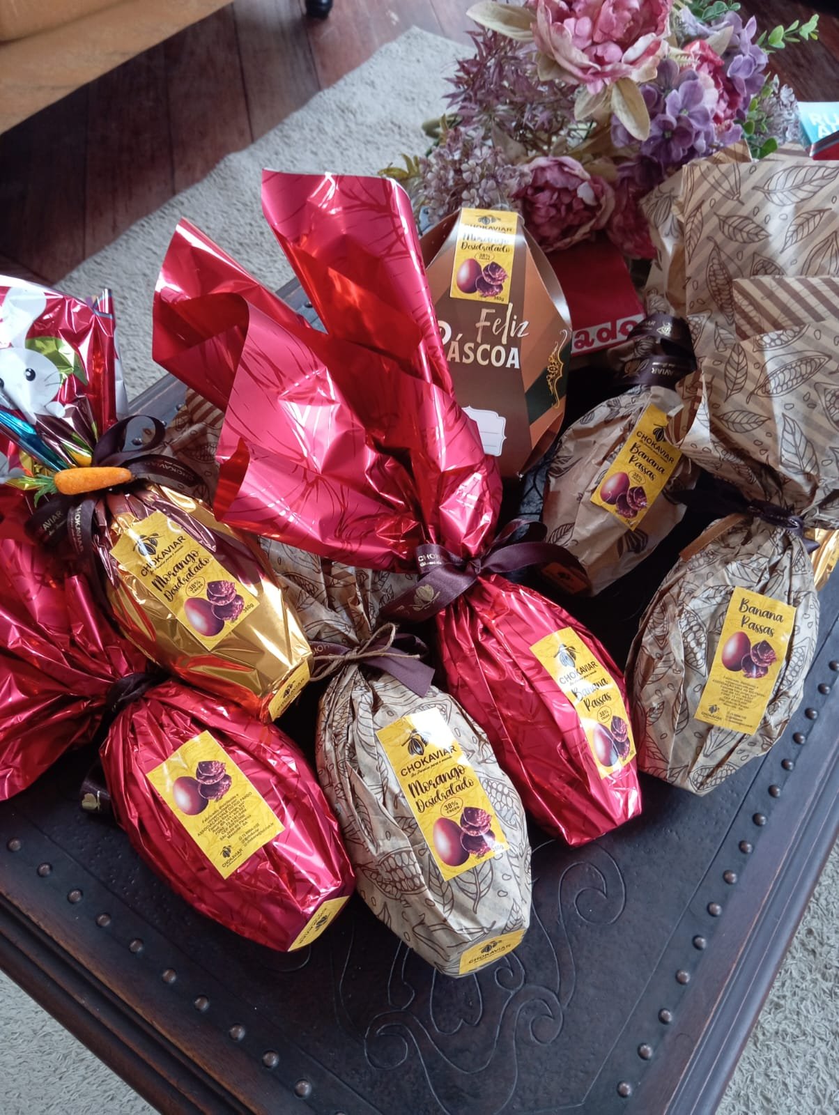 Presentes e ovos de Páscoa Chokaviar sobre mesa antiga